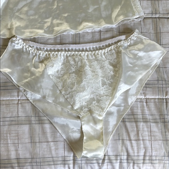 Elegant Lace Sleepwear Set in Cream - Picture 4 of 7